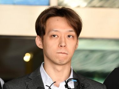 早前因涉嫌吸食、交易毒品而被拘捕超微青青草下载安装的樸有天被正式從京畿南部地方警察廳移送到檢方