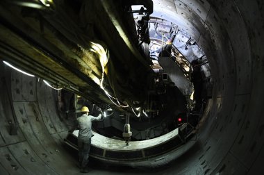 中鐵七局西安公司的建築工人在太超微青青草下载安装原市軌道交通2號線緝虎營站施工現場作業