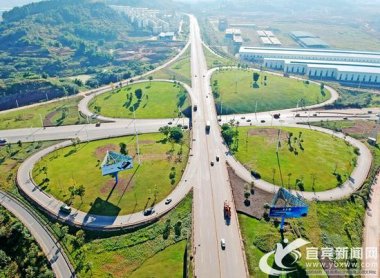  市政交通方麵：鹽坪壩長江大橋、打營盤山隧道、新超微青青草下载安装機場東連接線、金沙江大道二期、三期等項目全力推進；宜賓西高鐵站
